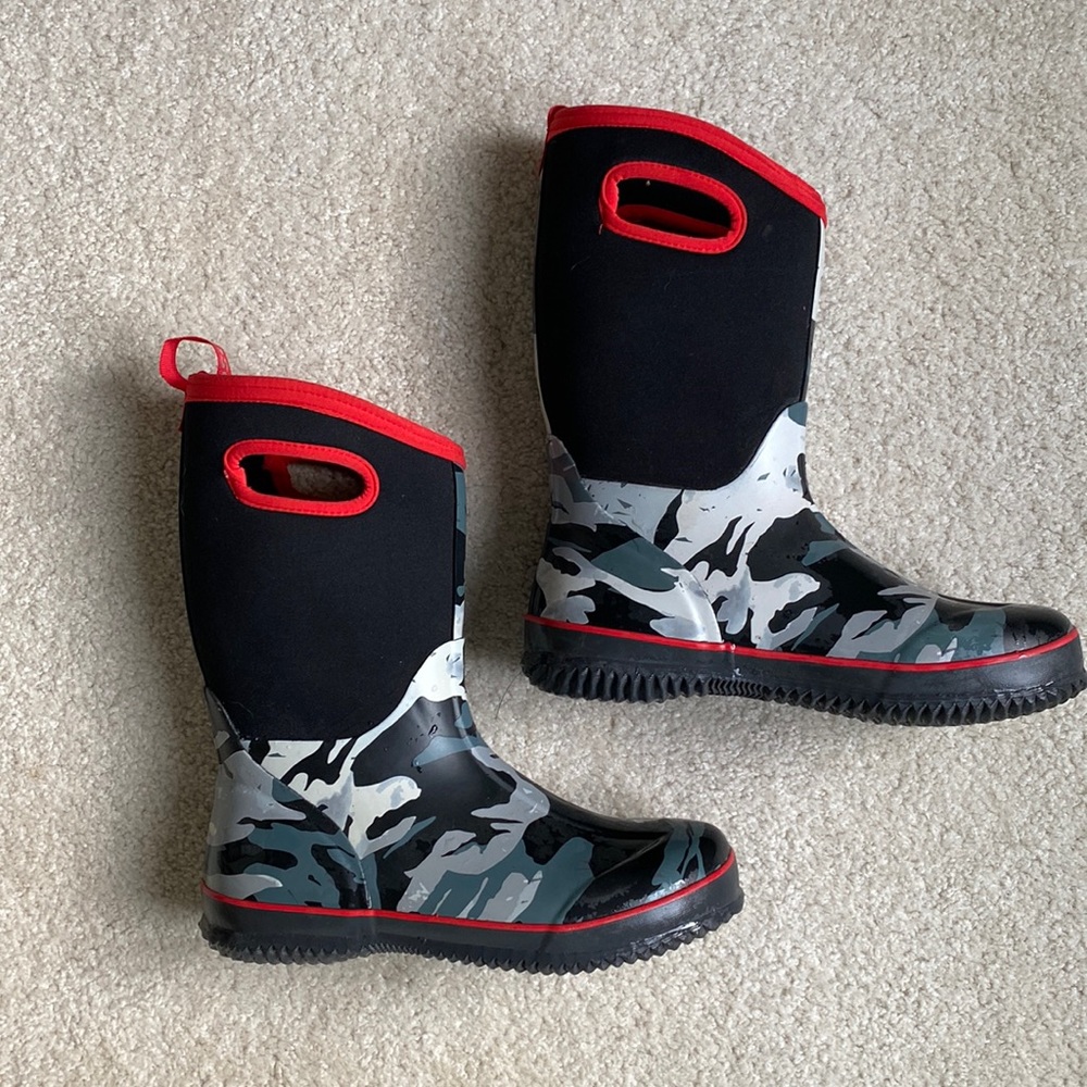 Size 6 Big Kid Snow Boots (Bogs Style)